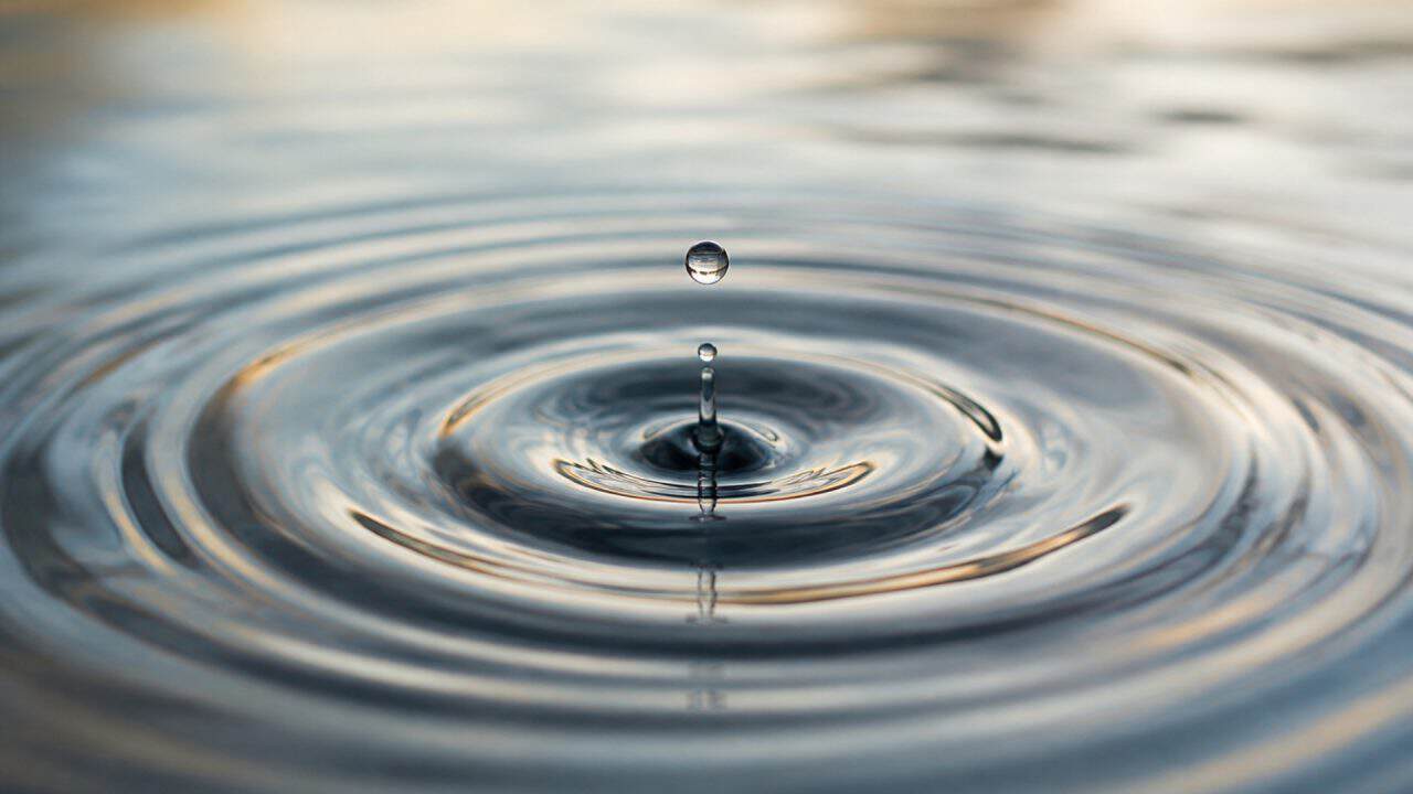 Close-up van rimpelingen in water na een vallende druppel als symbool voor intuïtieve signalen