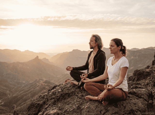 Tessa en Johannes ademend in de Himalayas