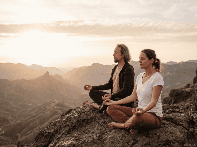 Tessa en Johannes ademend in de Himalayas